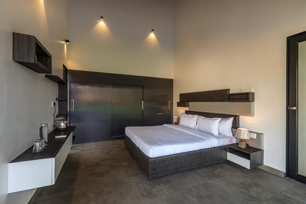 Saffronstays Stargazer, Karjat - Luxury Pool Villa With Lake View Εξωτερικό φωτογραφία